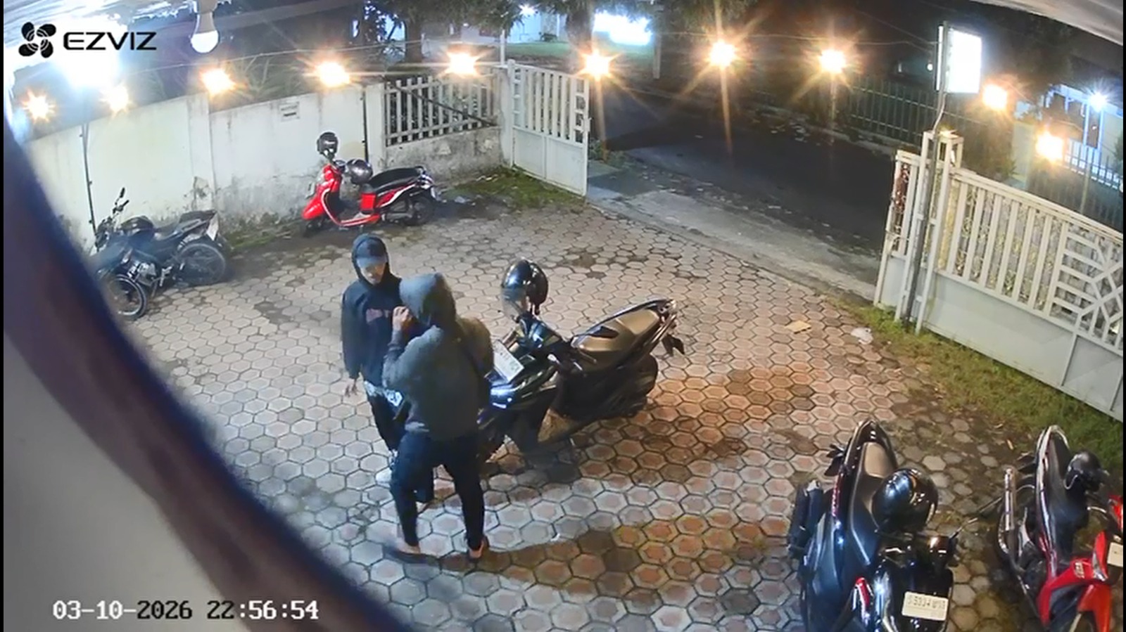 Sepeda motor milik pengunjung sebuah kafe di Jalan Buya Hamka, Kecamatan Jombang, raib digondol maling, Selasa (10/3) malam.
