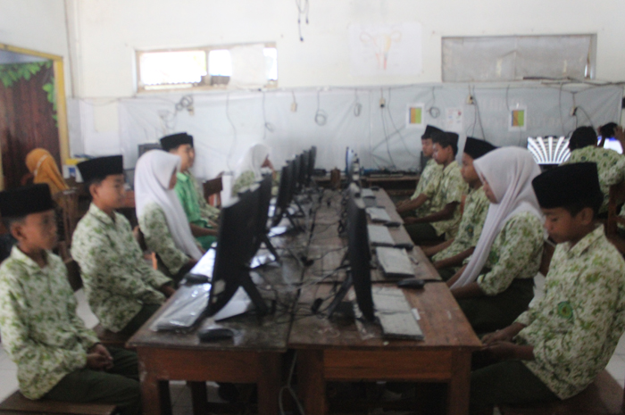 Siswa MTsN 14 Jombang saat mengikuti pembelajaran di lab komputer