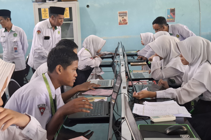 2.	CANGGIH: Siswa MTsN 14 Jombang memanfaatkan komputer sekolah untuk kegiatan pembelajaran berbasis digital.