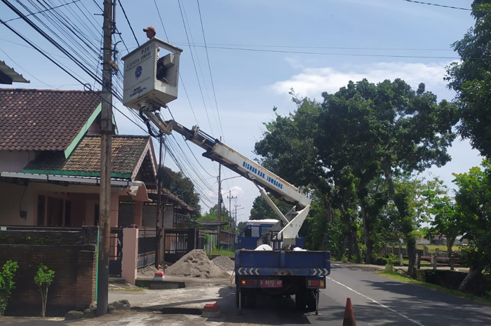 Petugas Dishub memperbaiki PJU di Jombang
