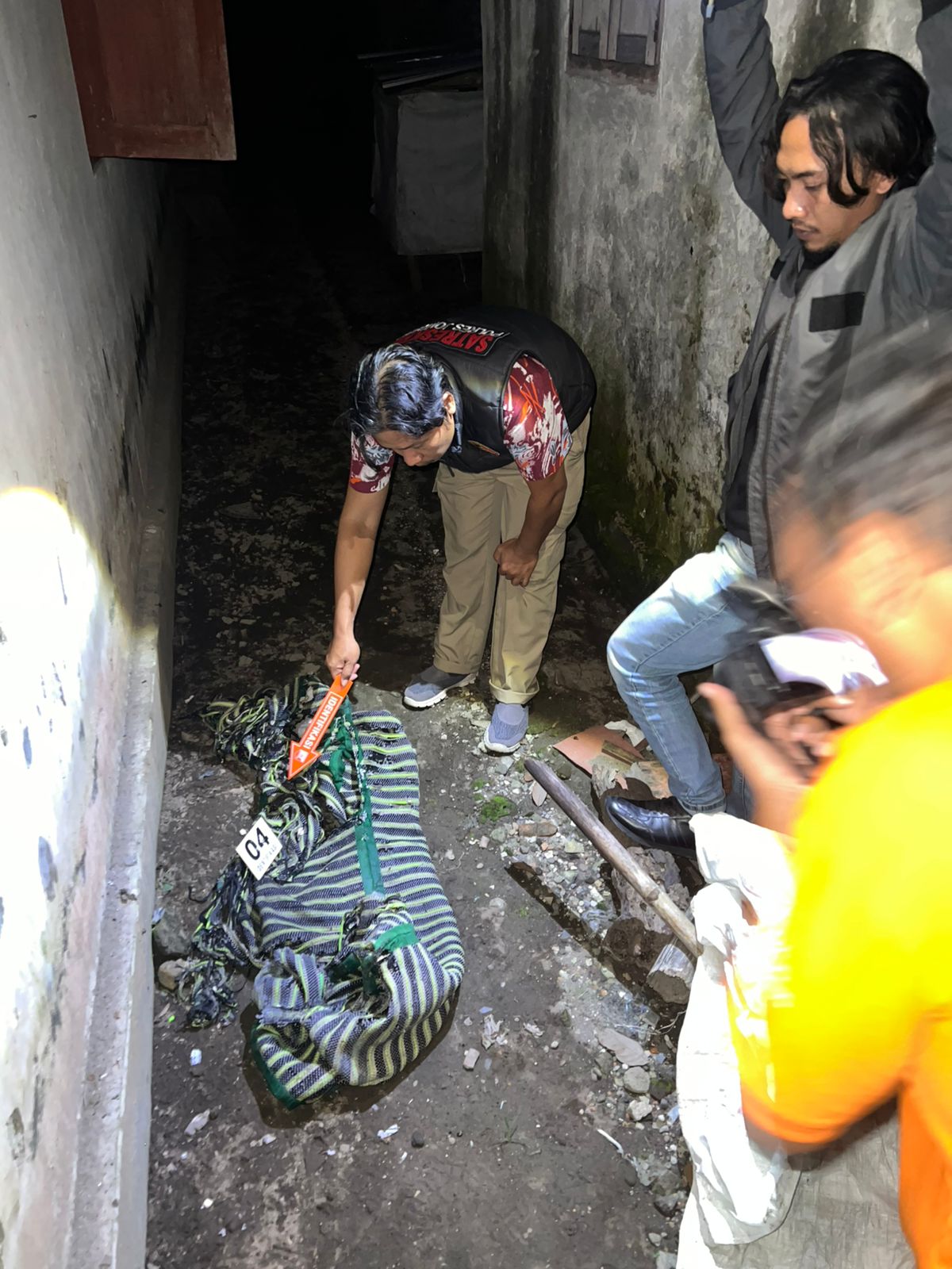 Polisi saat melakukan olah kejadian perkara di lokasi