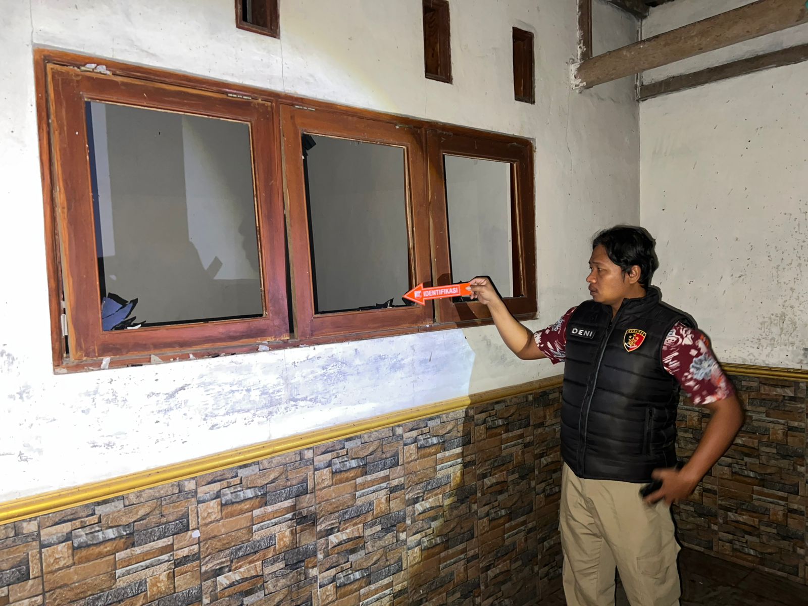 Polisi melakukan olah kejadian perkara di lokasi rumah yang mhncul ledakan petasan di Gudo Jombang