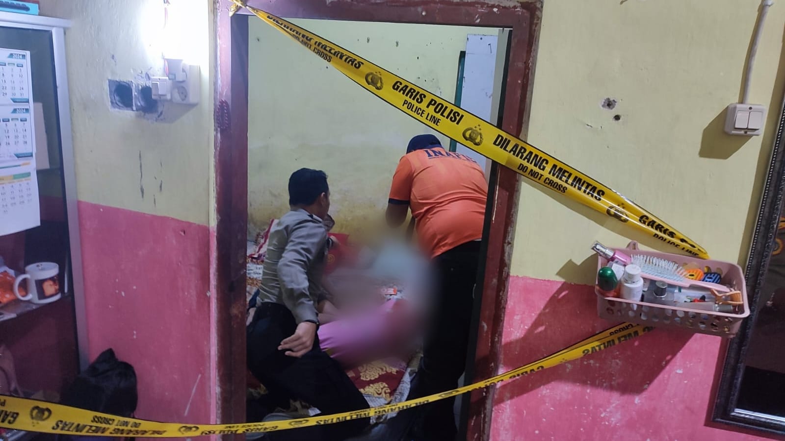 Petugas saat melakukan olah kejadian perkara di lokasi kejadian