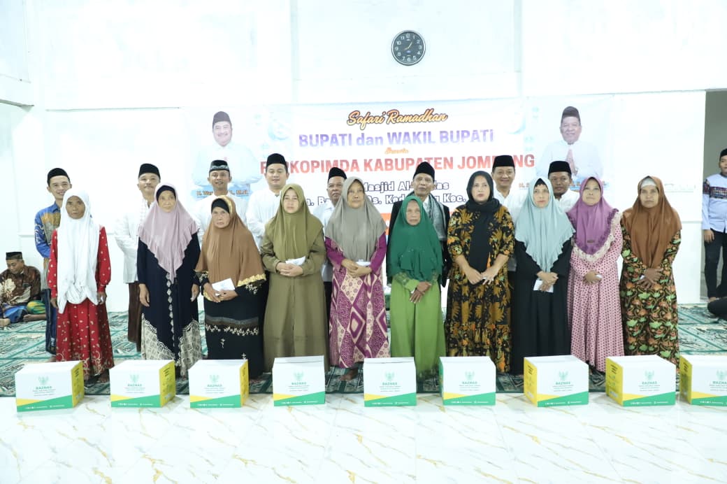   &nbsp;  PEDULI: Wabup Salmanudin Yazid bersama Sekdakab Jombang Agus Purnomo saat mengikuti safari Ramadan di Masjid Al-Ikhlas, Dusun Babatan, Desa Kedawong