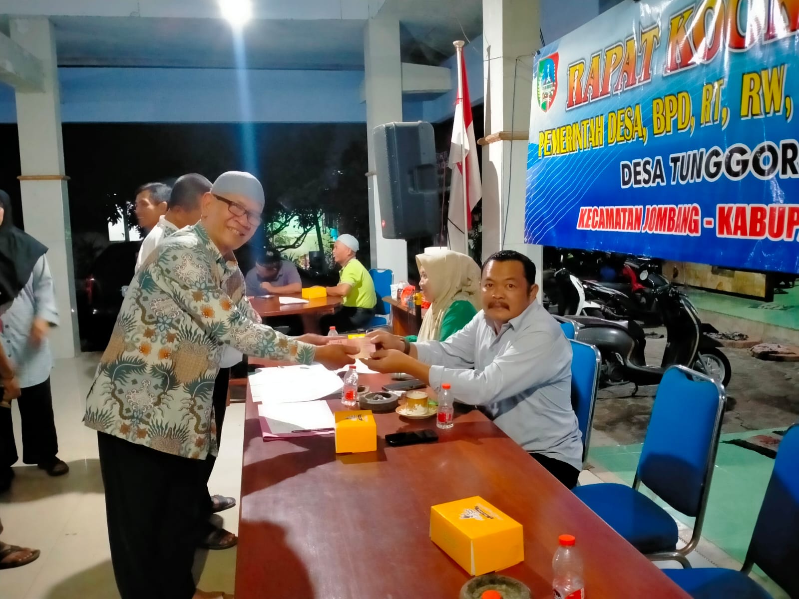  DIREALISASIKAN: Kepala Desa Tunggorono, Kecamatan Jombang Didik Dwi Mulyawan menyalurkan pembagian insentif RT/RW, Sabtu (14/3).  &nbsp;