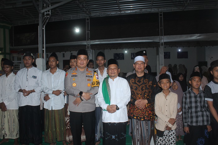 DERMAWAN: Kapolres Jombang AKBP Ardi Kurniawan, Mbah Bolong dan KH As'ad Nawawi Alhafid bersama anak yatim yang disantuni di PP Tahfidzul Quran Roudhotul As&rsquo;adiyah, Semanding, Sumbermulyo, Jogoroto.
