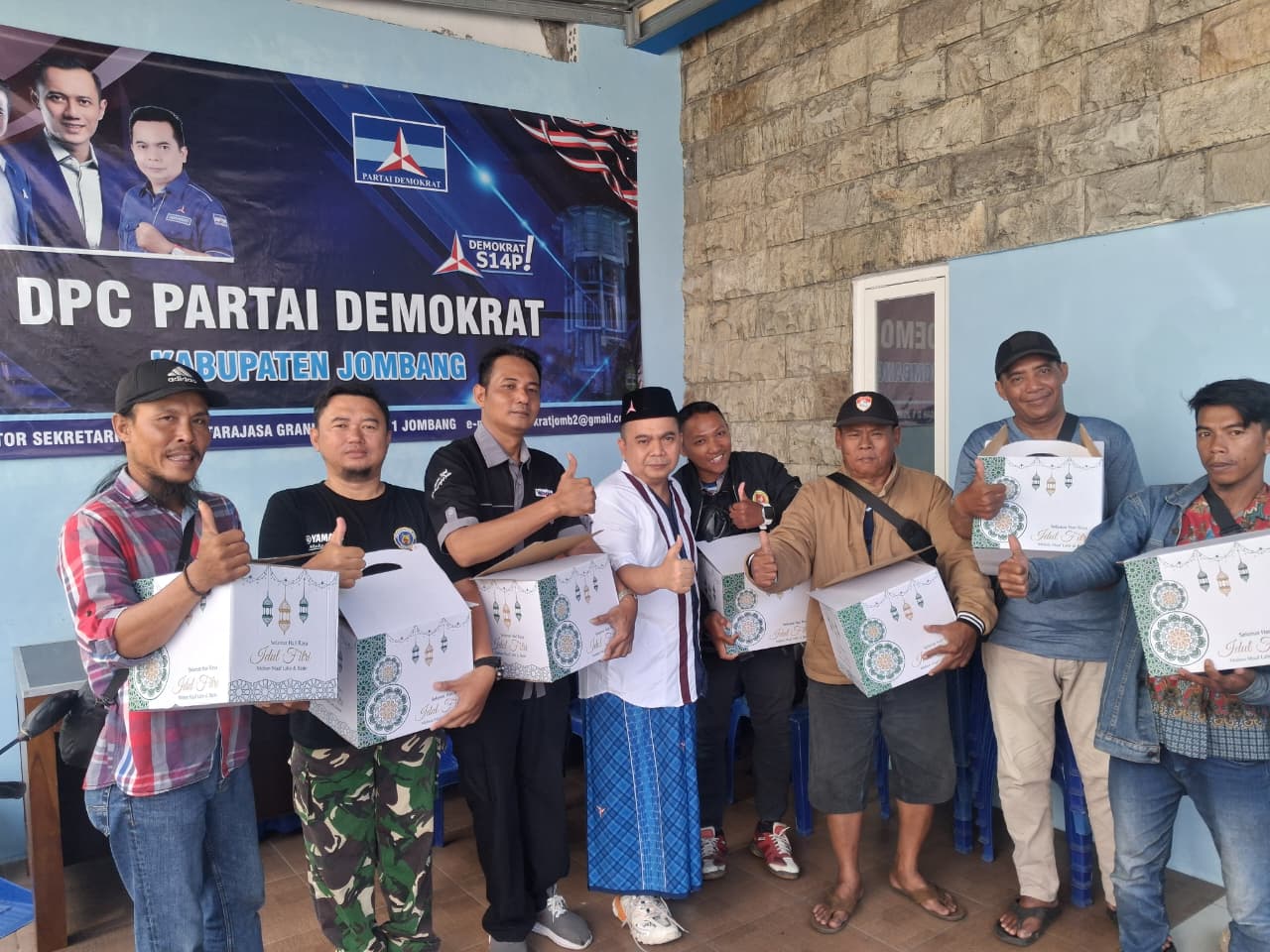 Wakil Ketua DPRD Jombang, HM Syarif Hidayatullah ST MMT (Gus Sentot), saat membagi parsel kepada aktivis media independen, Sabtu (14/3).