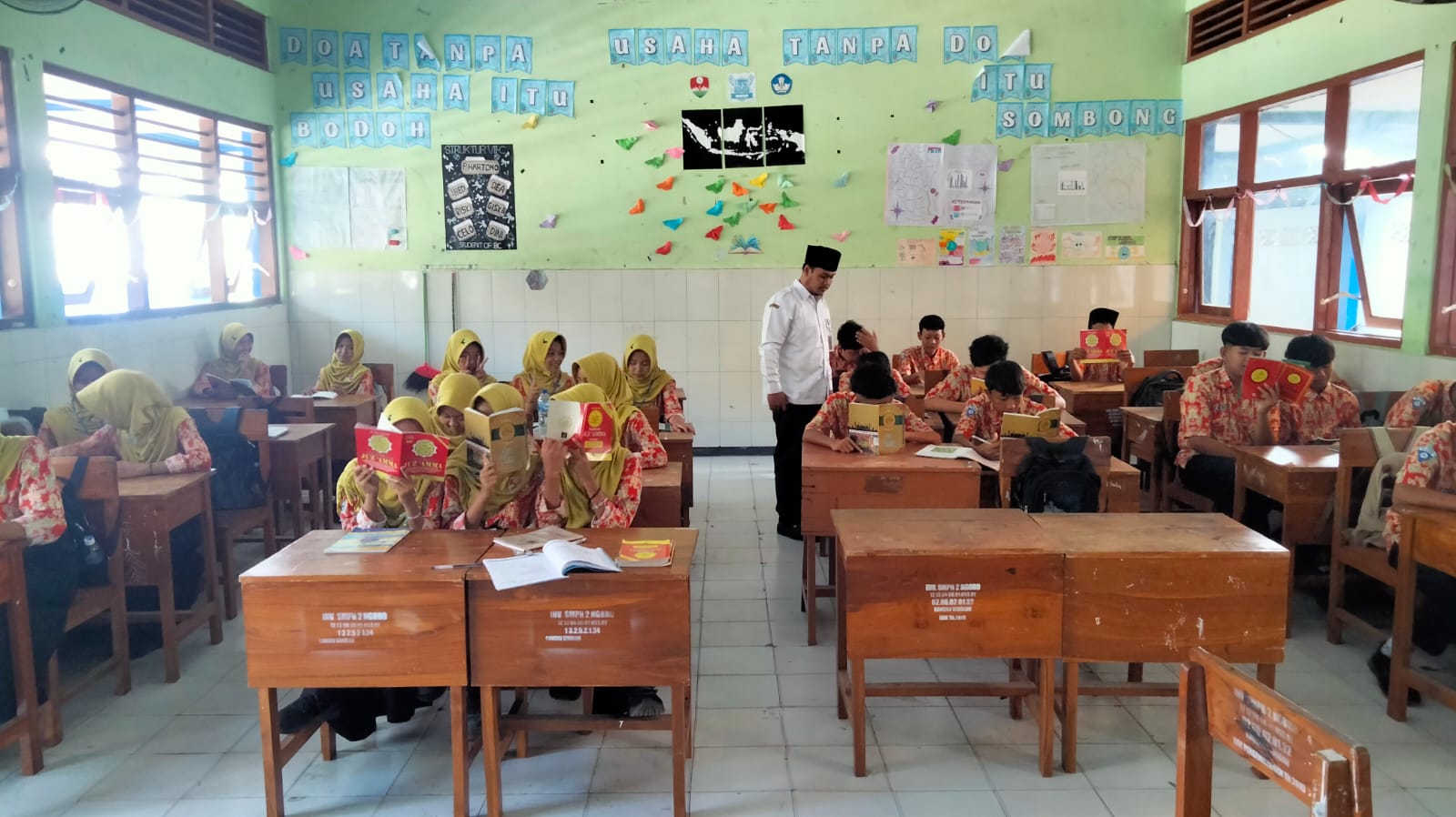 SEMANGAT: Siswa SMPN 2 Ngoro saat mengikuti kegiatan pembelajaran keagamaan, (13/3).  &nbsp;
