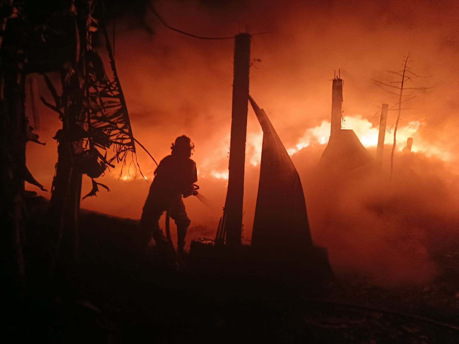 Kebakaran melanda sebuah gudang rosok di Dusun Winong, Desa Johowinong, Kecamatan Mojoagung, Kabupaten Jombang, Senin (16/3) dini hari.&nbsp;