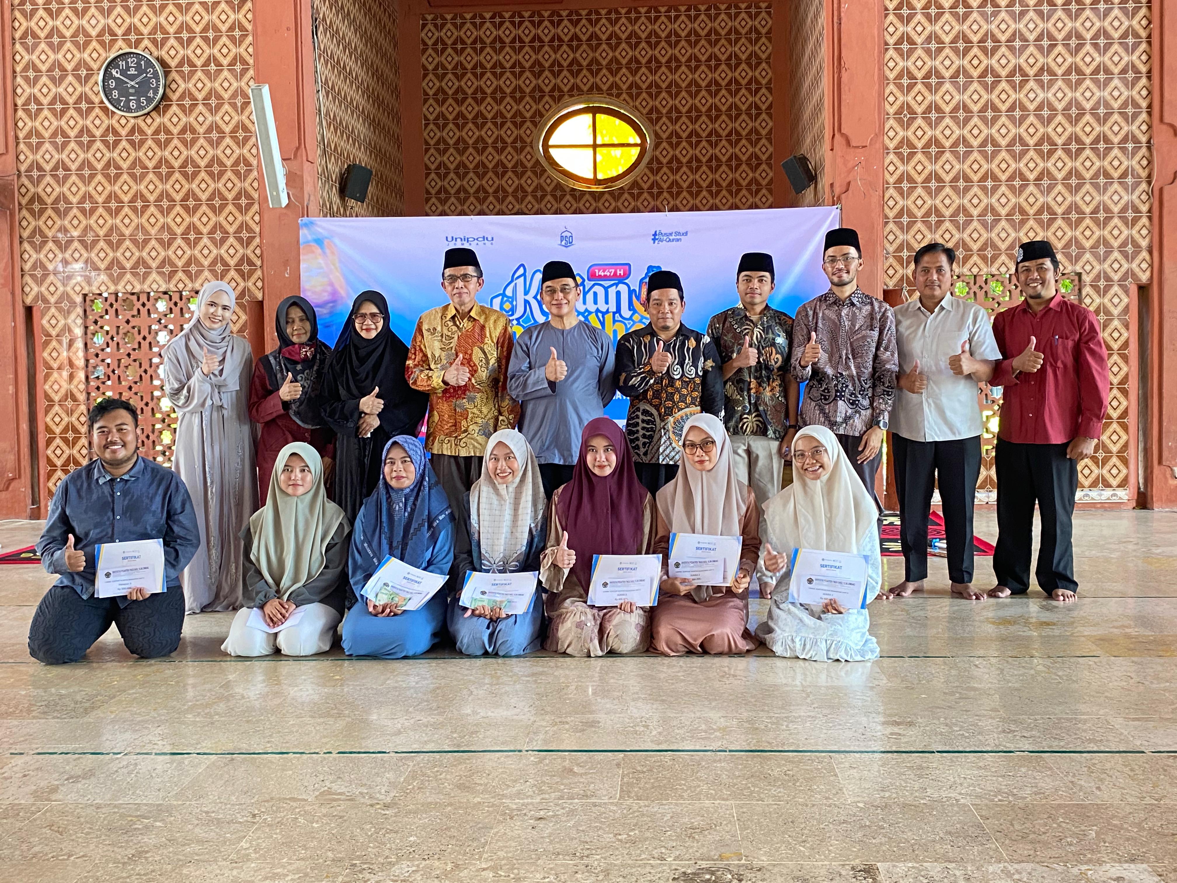   &nbsp;  APRESIASI: Ketua Yapetidu K.H. M. Zaimuddin Wijaya As&rsquo;ad foto bersama mahasiswa yang mendapatkan apresiasi.  &nbsp;