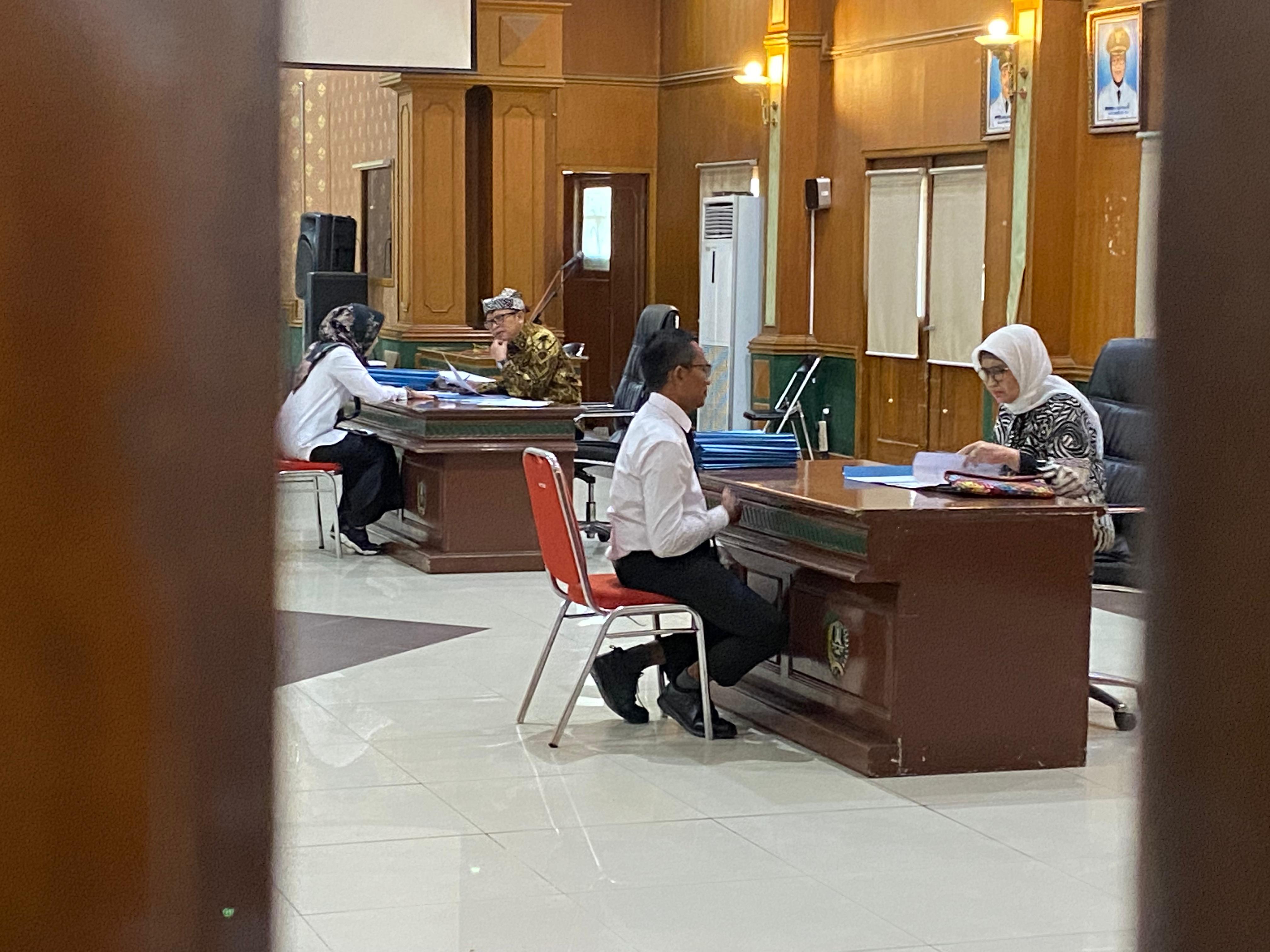  &nbsp;  KONDUSIF: Sebanyak 27 peserta mengikuti tahapan uji gagasan dan wawancara di ruang Bung TOmo, Senin (16/3).  &nbsp;