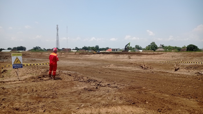   DIKERUK: Tanggul Bendung Jatimlerek sisi Desa Sudimoro, Kecamatan Megaluh dikeruk menggunakan alat berat. 