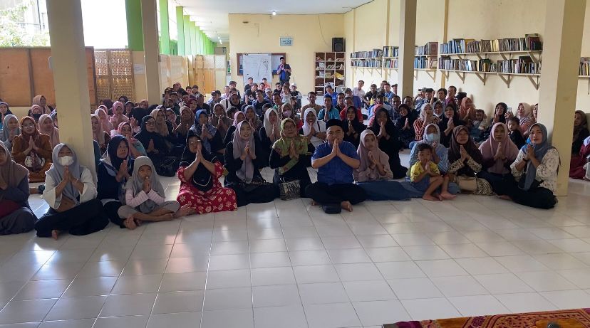 TELADAN: Wakil Ketua DPRD Jombang, HM Syarif Hidayatullah ST MMT (Gus Sentot), saat reses di Asrama Sulaiman Bilqis dan Bilqis 2 PP Darul Ulum Rejoso, Minggu (15/3).  &nbsp;