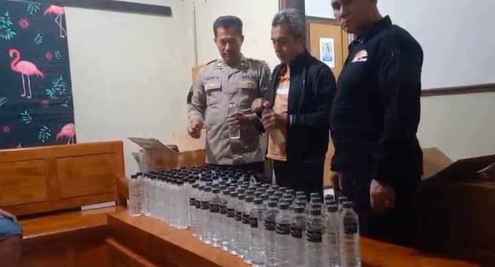 Polisi menggagalkan pengiriman ratusan botol minuman keras jenis arak Bali yang hendak diedarkan di wilayah Jombang