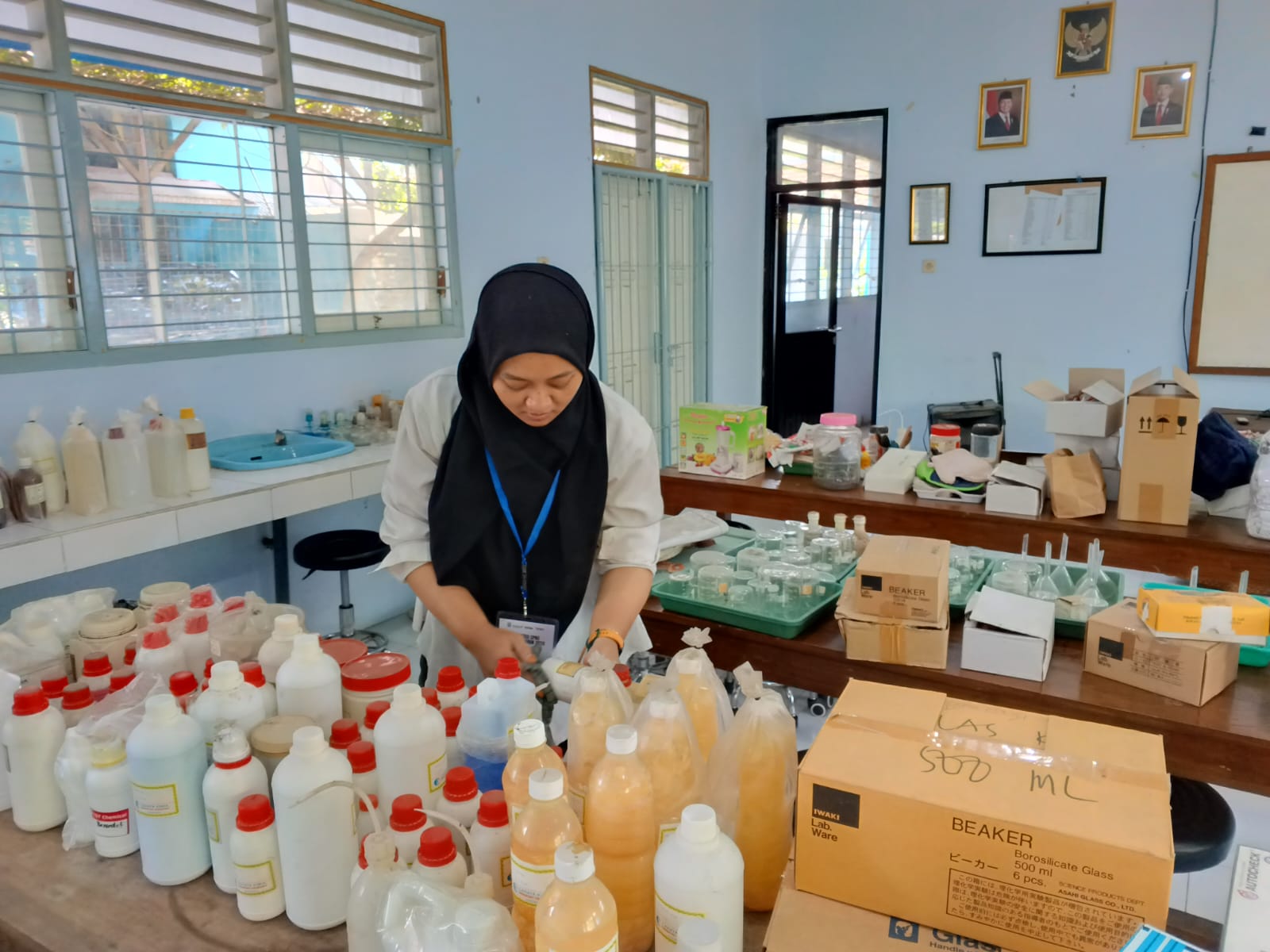 GIAT: Aprillia Intan Kusumawati, CPNS yang ditempatkan di SMAN 3 Jombang saat bekerja di lab sekolah.  &nbsp;  &nbsp;