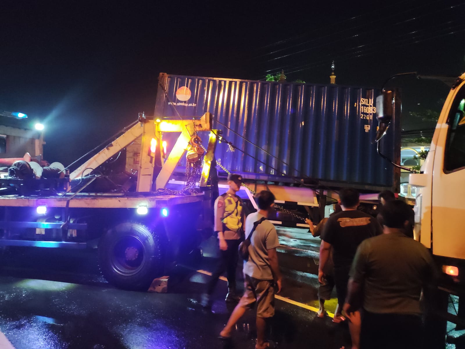 Kecelakaan lalu lintas melibatkan truk kontainer dan sepeda motor terjadi di Jalur Provinsi Ploso-Gedeg, Desa Tapen, Kecamatan Kudu, Kabupaten Jombang, Senin malam