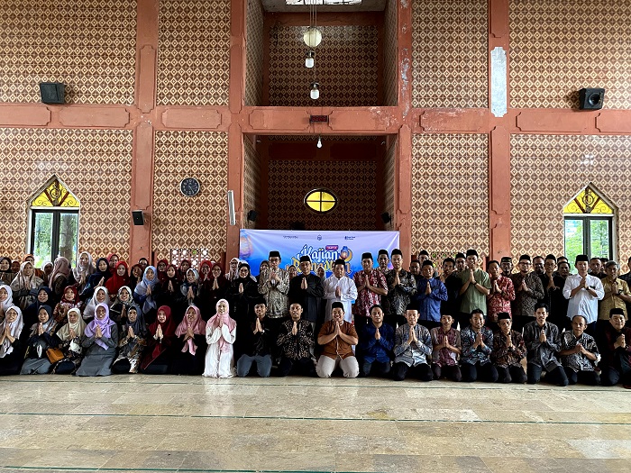   &nbsp;  &nbsp;  APRESIASI: Ketua Yayasan Pesantren Tinggi Darul &lsquo;Ulum, KH M Zaimuddin Wijaya As&rsquo;ad, bersama Rektor Unipdu, Dr dr M Zulfikar As&rsquo;ad foto bersama 