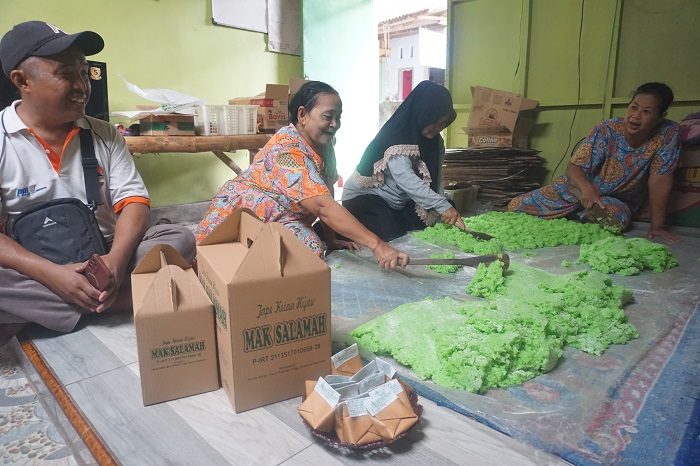  IKON DESA: Kaur Kesra Kedawong Adam Shofiyullah (paling kiri) mendampingi proses pembuatan tape ketan hijau milik Siti Salamah.