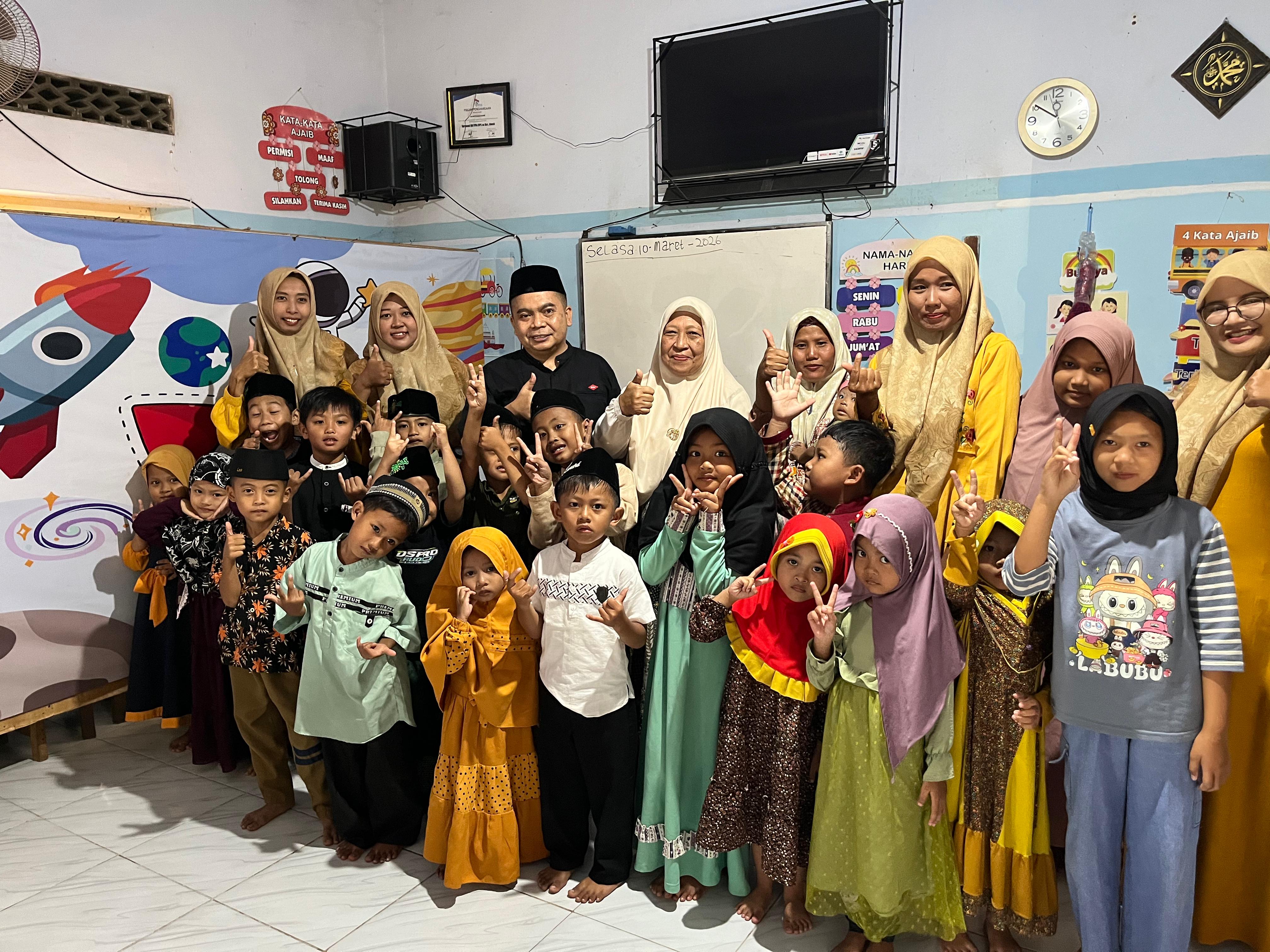 TELADAN: Wakil Ketua DPRD Jombang, HM Syarif Hidayatullah ST MMT (Gus Sentot), saat serap aspirasi sekaligus pembagian takjil di KB Mutiara Kasih dan RA Al Khodijah, Bendet, Diwek, Rabu (11/3).