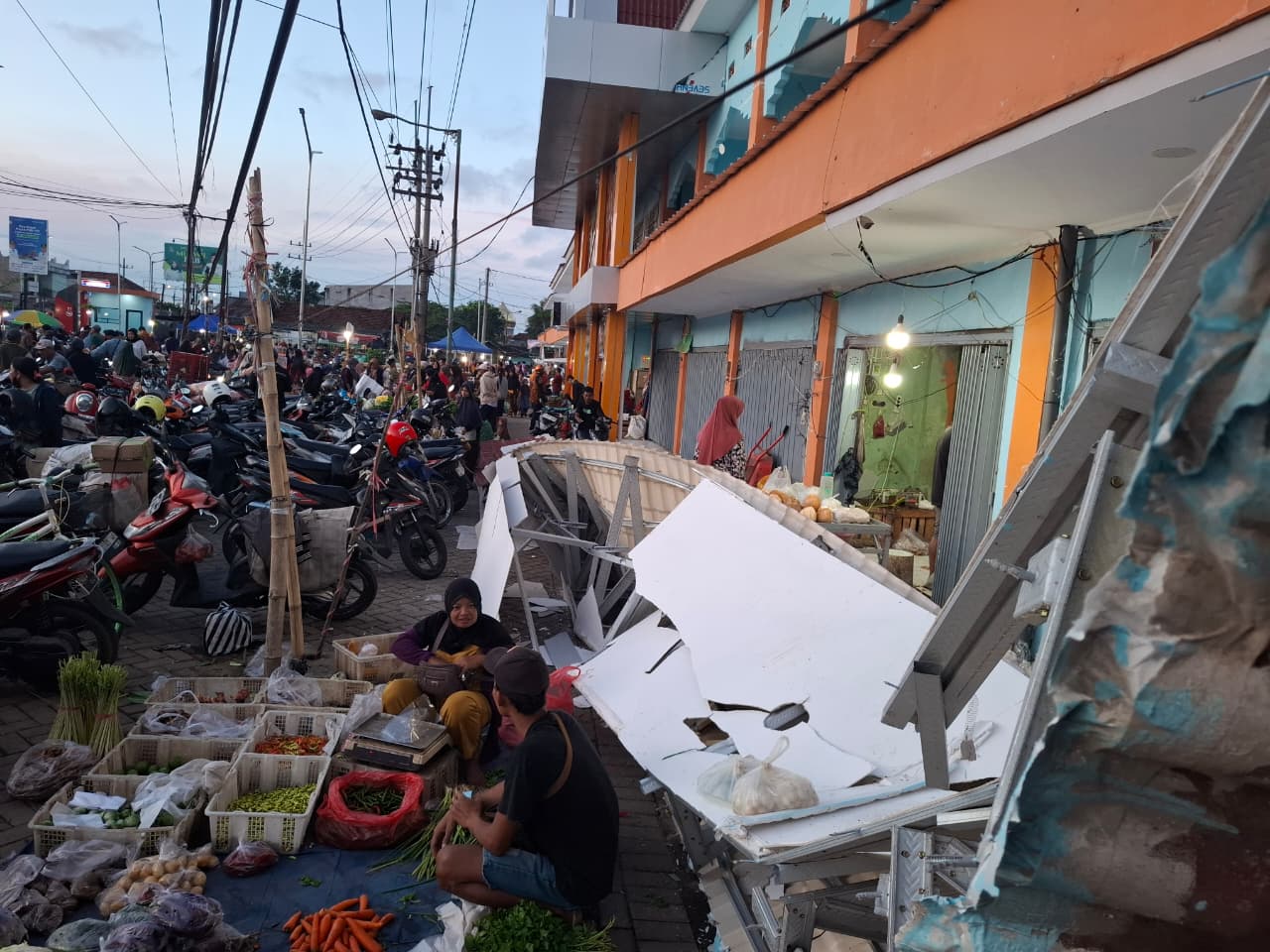 Bangunan yang belum genap tiga bulan diresmikan ini, sudah rusak.
