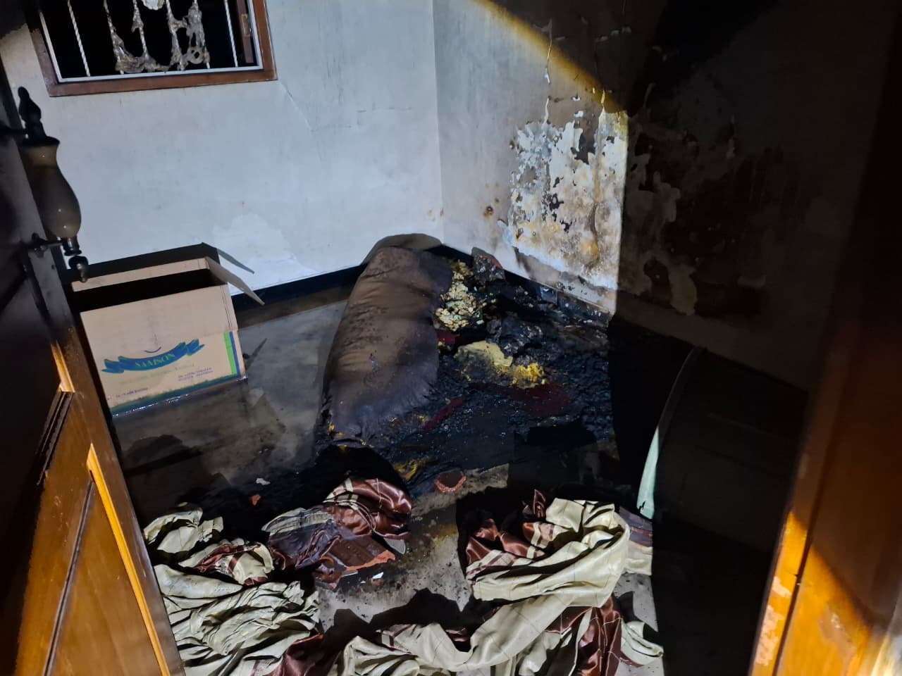 Sebuah rumah kontrakan di Dusun Jambu, Desa Jabon, Kecamatan Jombang, meledak dan terbakar, Rabu (18/3) dini hari.