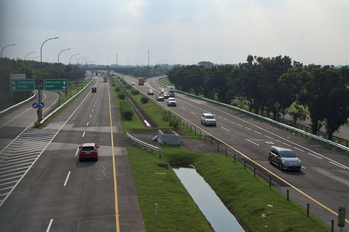 Lonjakan kendaraan saat arus mudik Lebaran di ruas Tol Jombang&ndash;Mojokerto (Jomo) diprediksi mencapai puncaknya pada 19 Maret 2026. 