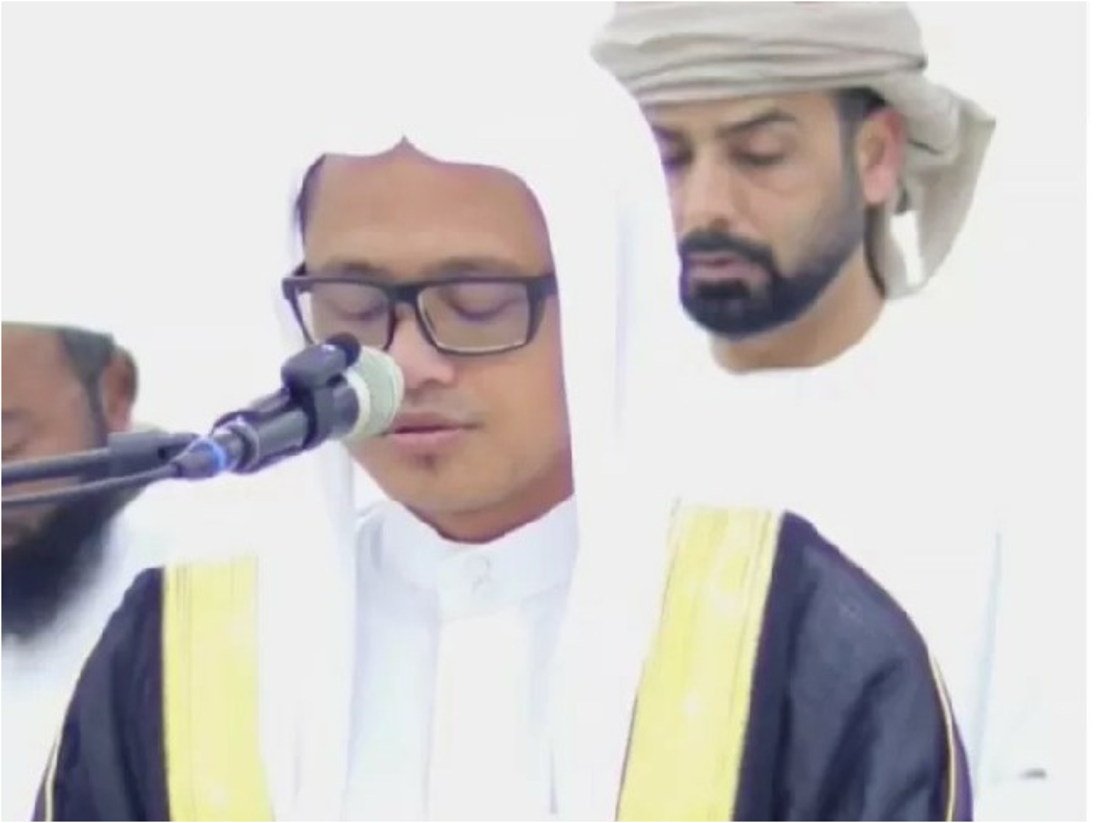 KHUSYUK: Sunarto asal Jombang saat menjadi imam di Masjid Ali bin Hasan Ras Al Khaimah, Uni Emirat Arab.  &nbsp;