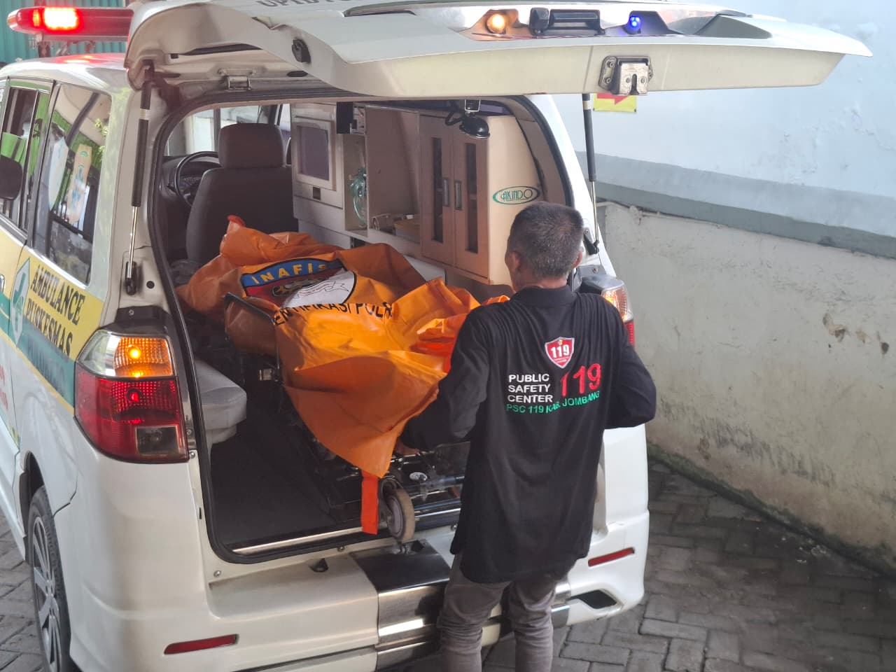 Petugas melakukan evakuasi Korban diketahui bernama Hany Prasetya Kriscahyo, 37, warga Desa Latsari, Kecamatan Mojowarno