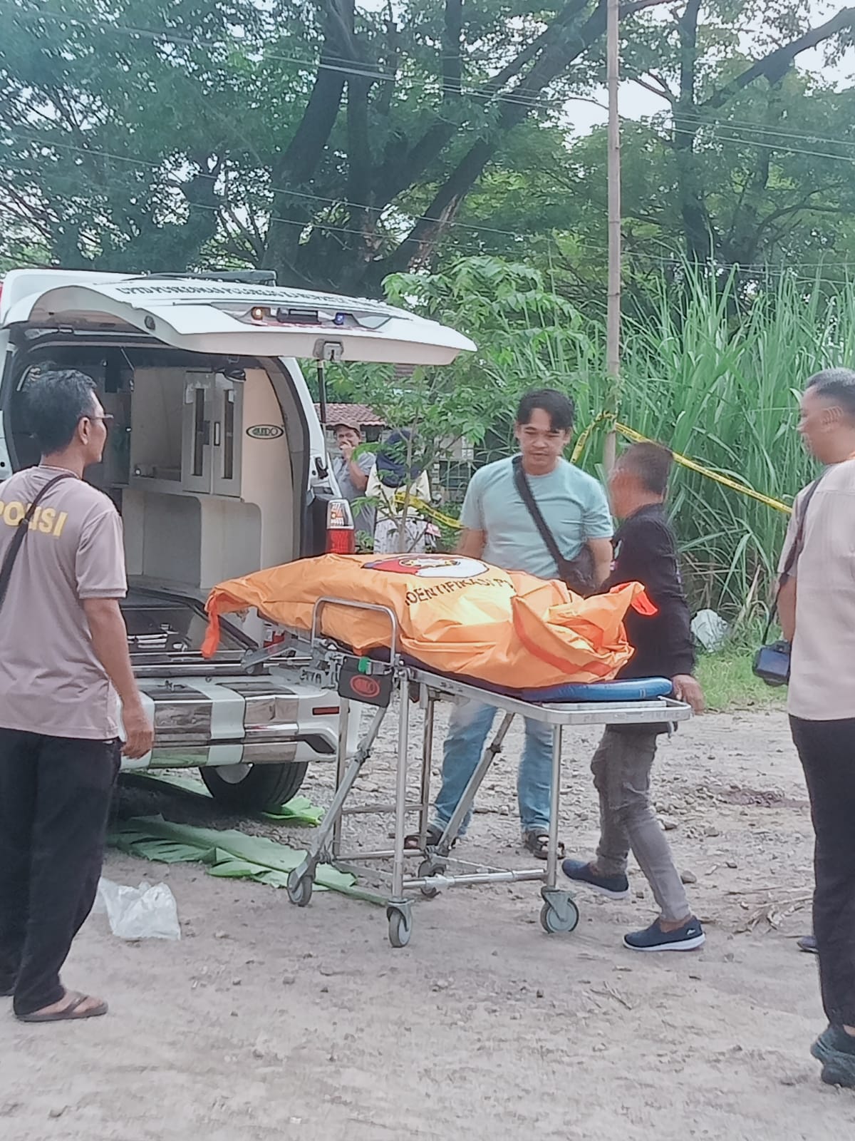 Polisi melakukan evakuasi korban di Tebel Bareng
