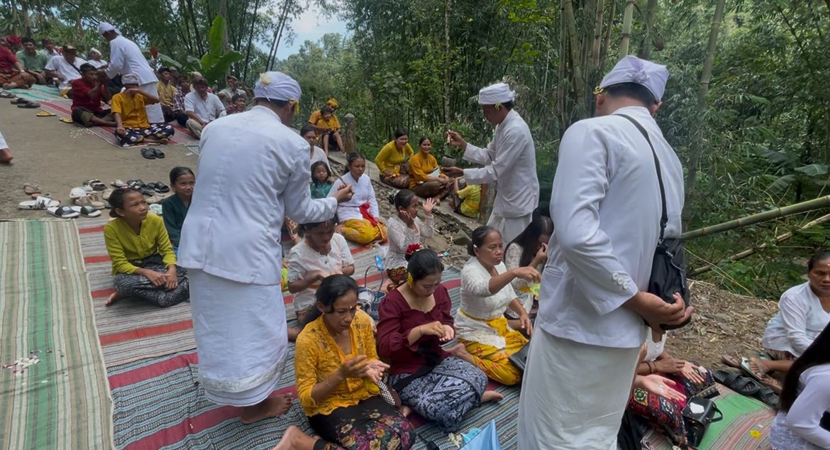  SAKRAL: Ratusan umat Hindu menggelar Upacara Melasti di sumber air Dusun Tegalrejo, Desa Jarak, Kecamatan Wonosalam, Sabtu (14/3).  &nbsp;