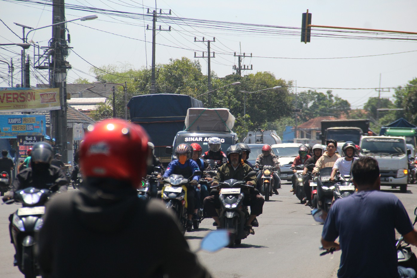   &nbsp;  RAMAI: Kondisi Arus lalu lintas di Jalan Raya Mojoagung hingga Rabu (18/3) lancar.  &nbsp;  