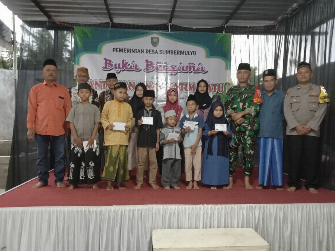 BERBAGI: Kepala Desa Sumbermulyo Fuad (paling kiri) bersama jajaran Forkopimcam Jogoroto saat menyerahkan santunan kepada anak yatim di kolam pancing dan Kafe BUMDesa Murni Jaya, Dusun Semanding, 