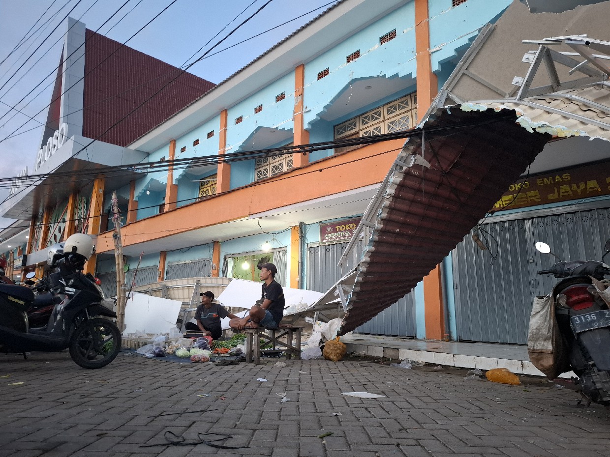 Proyek revitalisasi Pasar Ploso menuai sorotan. Bangunan yang baru diresmikan Januari 2026 itu rusak, Rabu (18/3) 