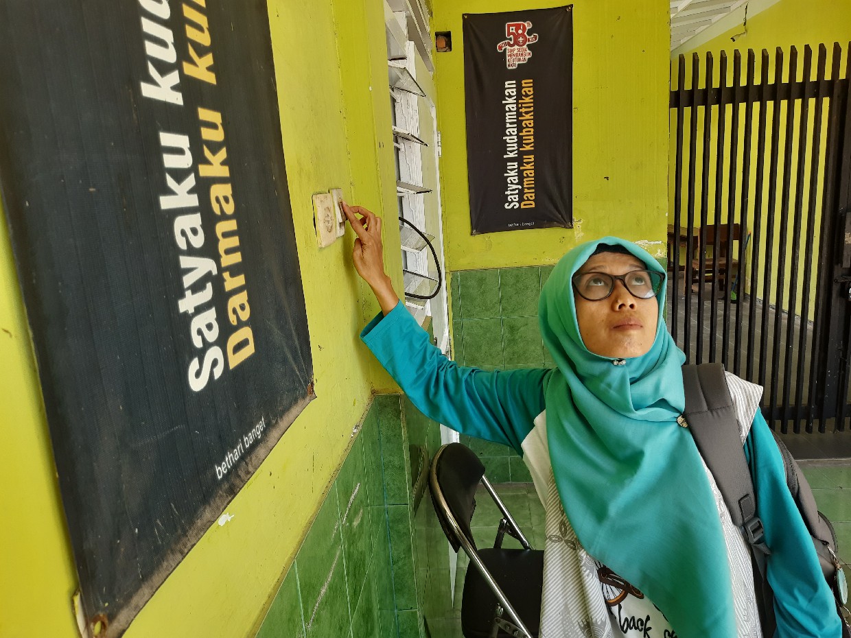 TELITI: Tenaga kependidikan SDN Jombatan 3 Kecamatan Jombang memastikan keamanan kantor dan listrik sebelum liburan, kemarin.