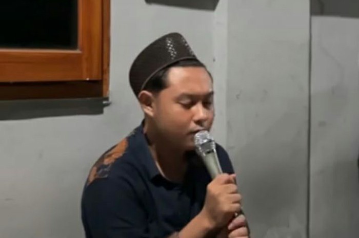 KHUSYUK: Idham saat mengikuti tasmi&rsquo; Alquran di PP Nur Muhammad Wonoayu, Mojoagung.  &nbsp;  &nbsp;