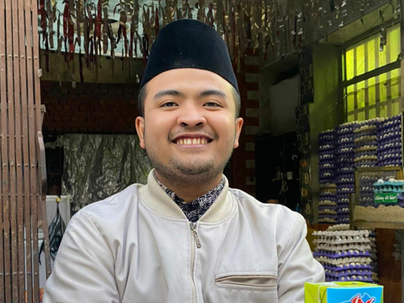 BIKIN KANGEN: Muhammad Hanif Syarifudin asal Jombang di tengah sajian buka gratis di Mesir.  &nbsp;