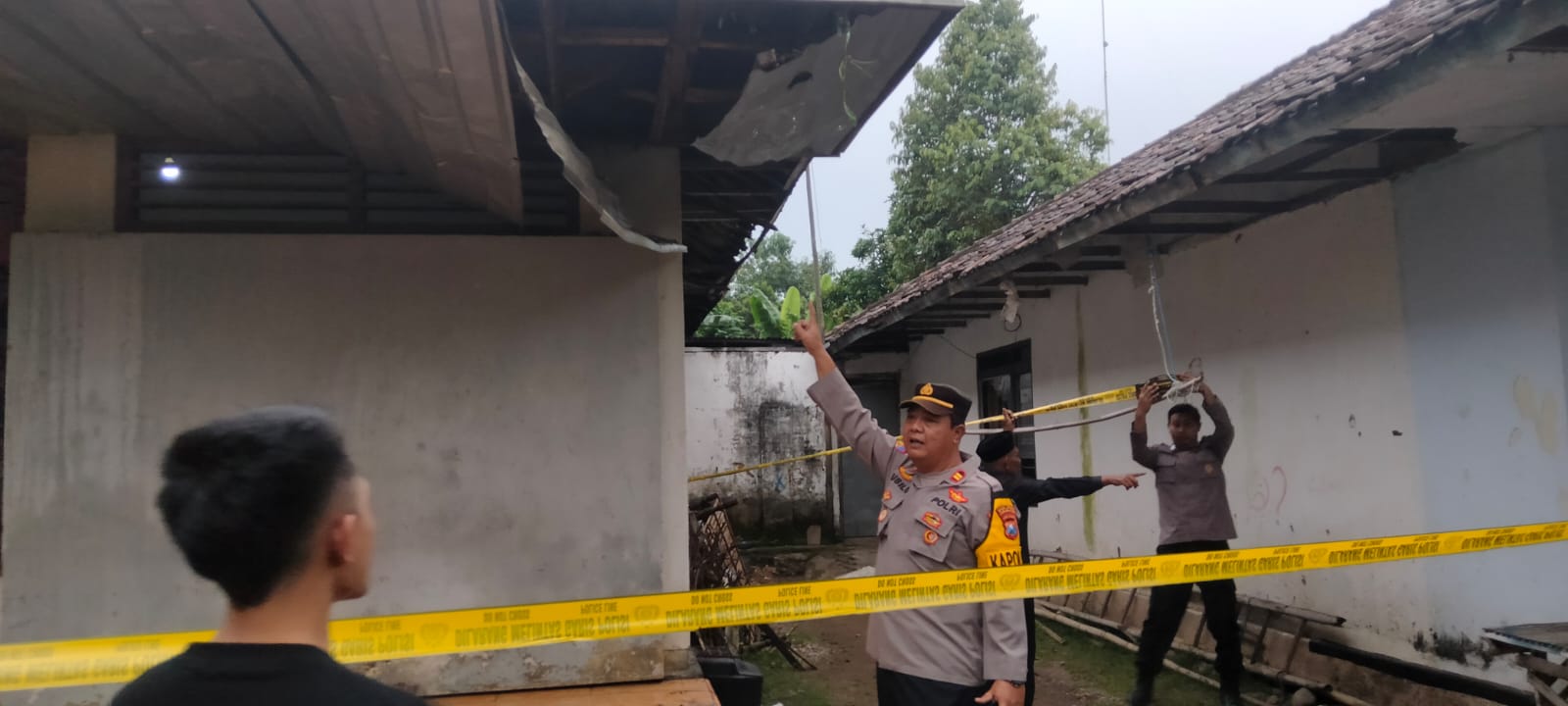 Polisi saat melakukan olah kejadian perkara di lokasi kejadian