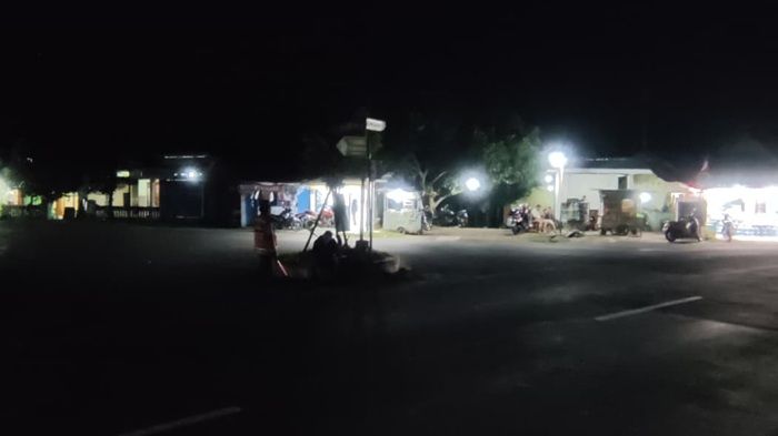  PETENG: Kondisi jalan di bundaran Desa Tanggungan, Kecamatan Gudo yang gelap, (15/3). 