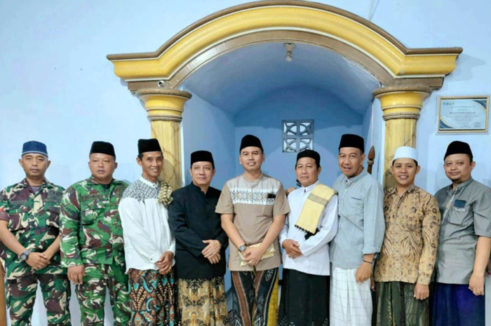  TARLING: Kepala Desa Tanjungwadung Supono (empat dari kanan) bersama jajaran Forkopimcam Kabuh dan pengurus Masjid Nurul Hidayah setelah kegiatan tarawih keliling.