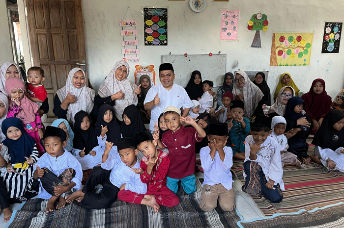 TELADAN: Wakil Ketua DPRD Jombang, HM Syarif Hidayatullah ST MMT (Gus Sentot), saat mengunjungi TK Jannatun Naim Desa Mayangan Kecamatan Jogoroto yang mengadakan bagi takjil dan buka bersama.