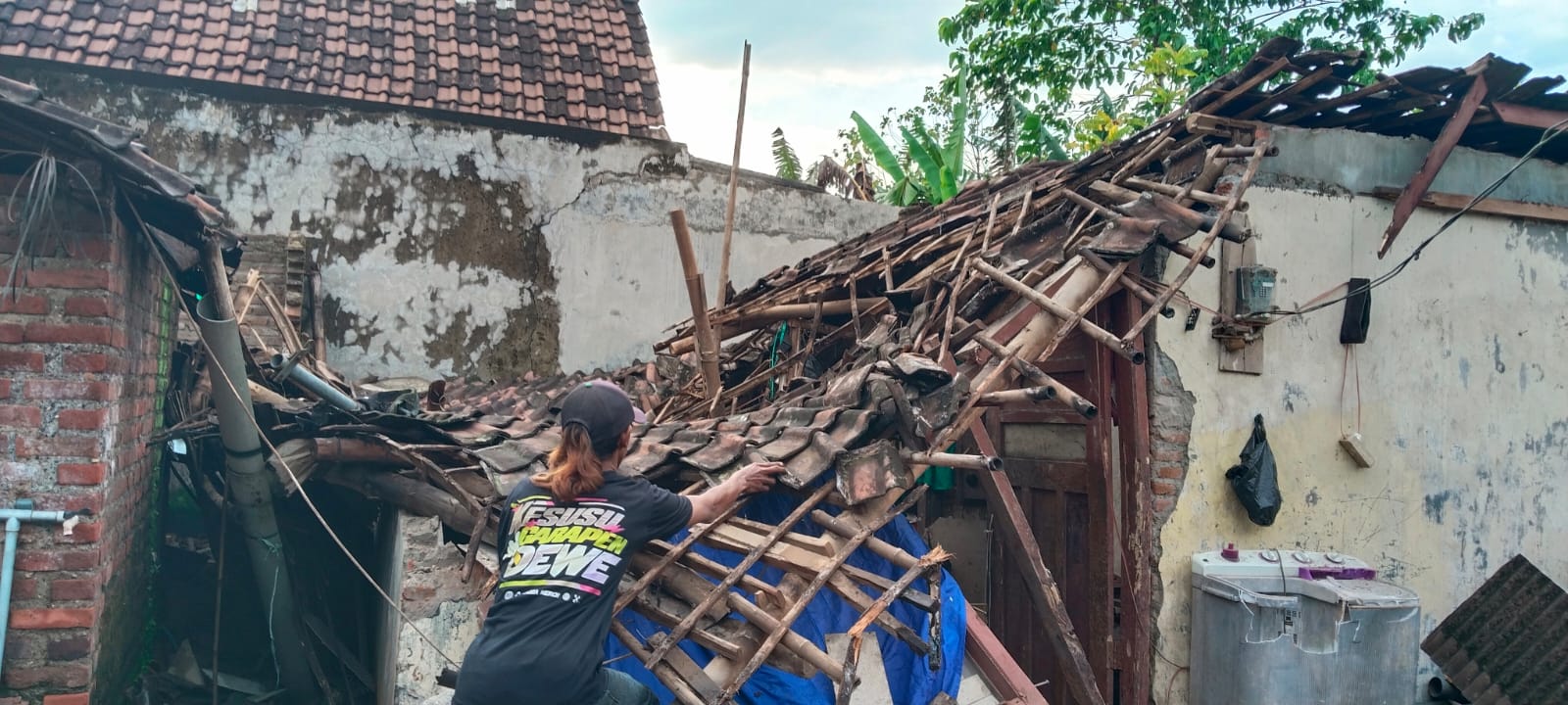 Rumah warga Dusun Bendorangkang, Taanggalrejo, Mojoagung, Jombang ambruk saat momen lebaran, kini terpaksa tinggal menumpang