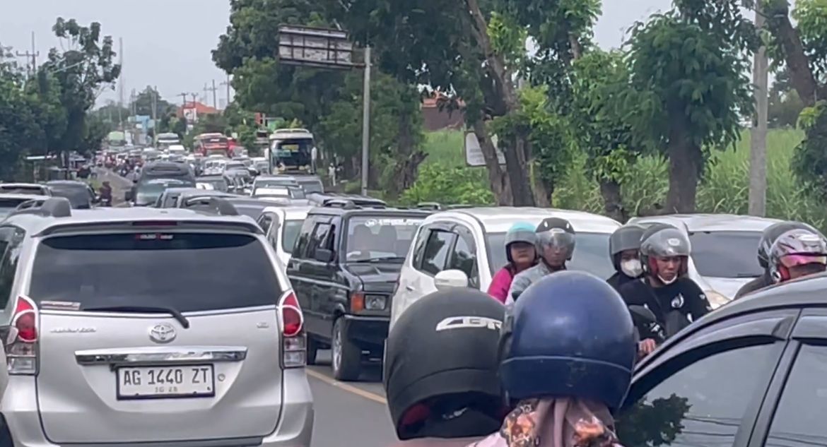 Arus lalu lintas H+1 Lebaran di Jl Raya Bandarkedungmulyo di Kabupaten Jombang macet nyaris seharian, Minggu (22/3/2026).