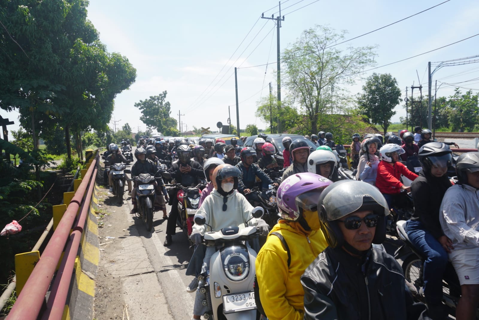 &ndash; Kepadatan kendaraan terjadi di jalur arteri Jombang&ndash;Kediri, tepatnya di kawasan Rel KA Bandar Kedungmulyo, Senin (23/3). Kemacetan terpantau ada di kedua arah pada H+2 Lebaran.