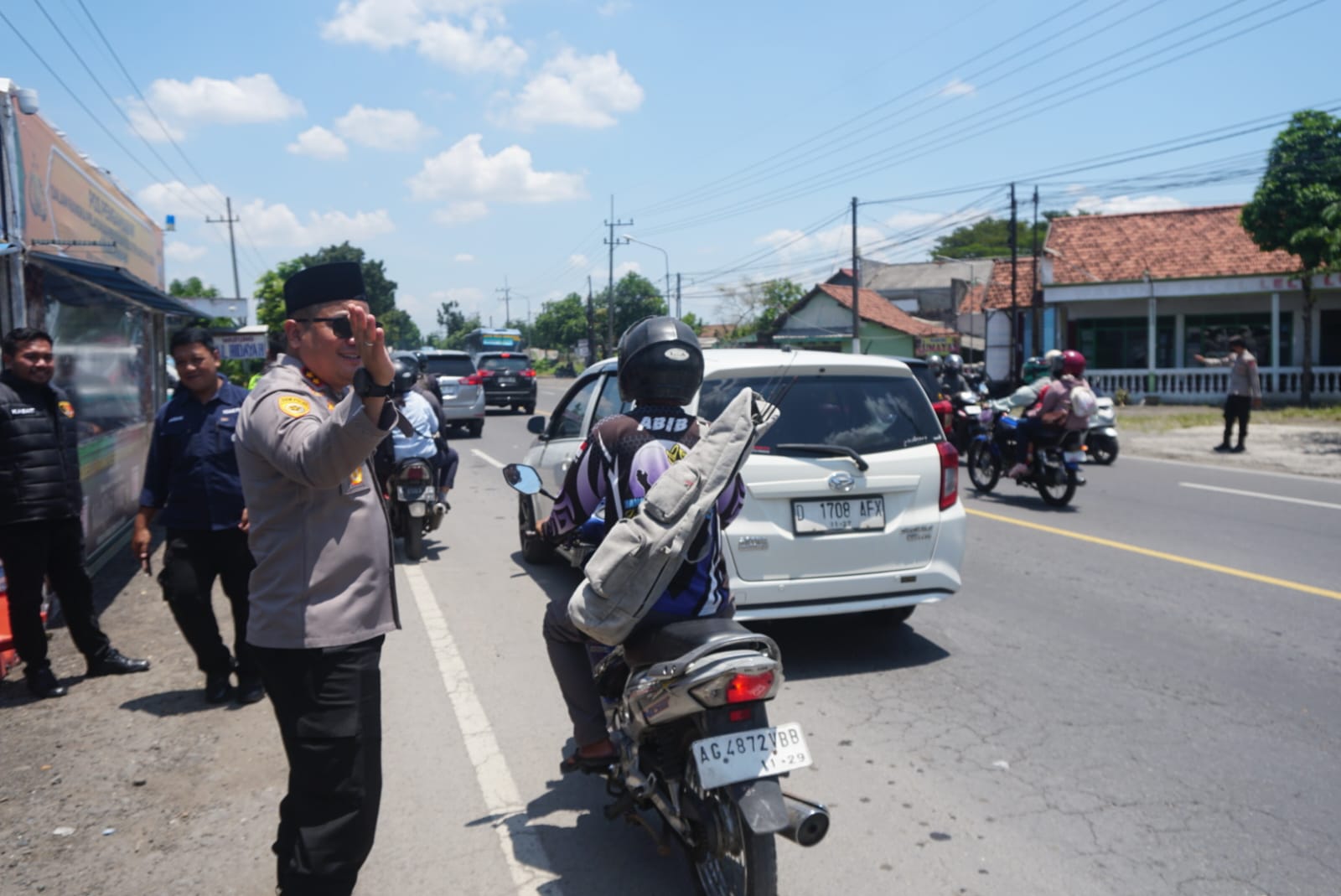 Momen Kapolres Jombang Urai Kemacetan di Bandarkedungmulyo Sambil Bagi Makanan ke Pemudik