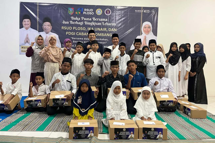 PEDULI: IKA Unair Cabang Jombang berbagi bingkisan Lebaran kepada 25 anak yatim duafa sinergi dengan RSUD PLOSO dan PDGI Jombang.