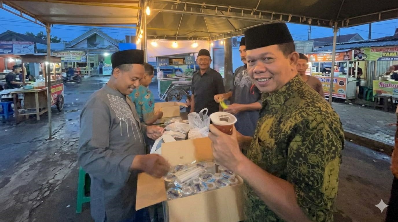  PEDULI: Kepala Desa Bedahlawak Masrum (paling kanan) saat menikmati sajian buka bersama. 