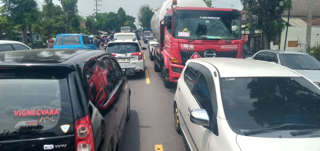   MACET: Kemacetan di jalur arteri Bandarkedungmulyo menuju Simpang Mengkreng, Selasa (24/3).