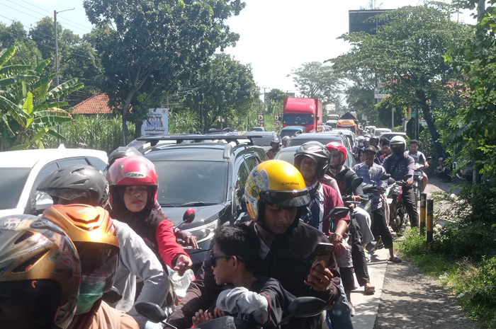 RAMAI: Kendaraan yang melewati jalan kampung di Desa Mojokambang, Kecamatan Bandarkedungmulyo, kemarin.  &nbsp;   &nbsp;
