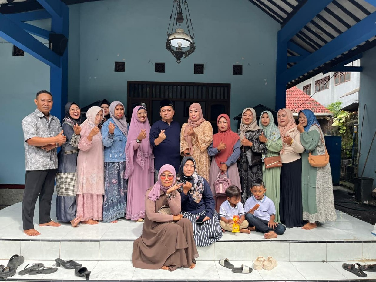 SENANG: Anak-anak yang ikut hadir di kediaman Gus Sentot saat open house (22-23/3) 