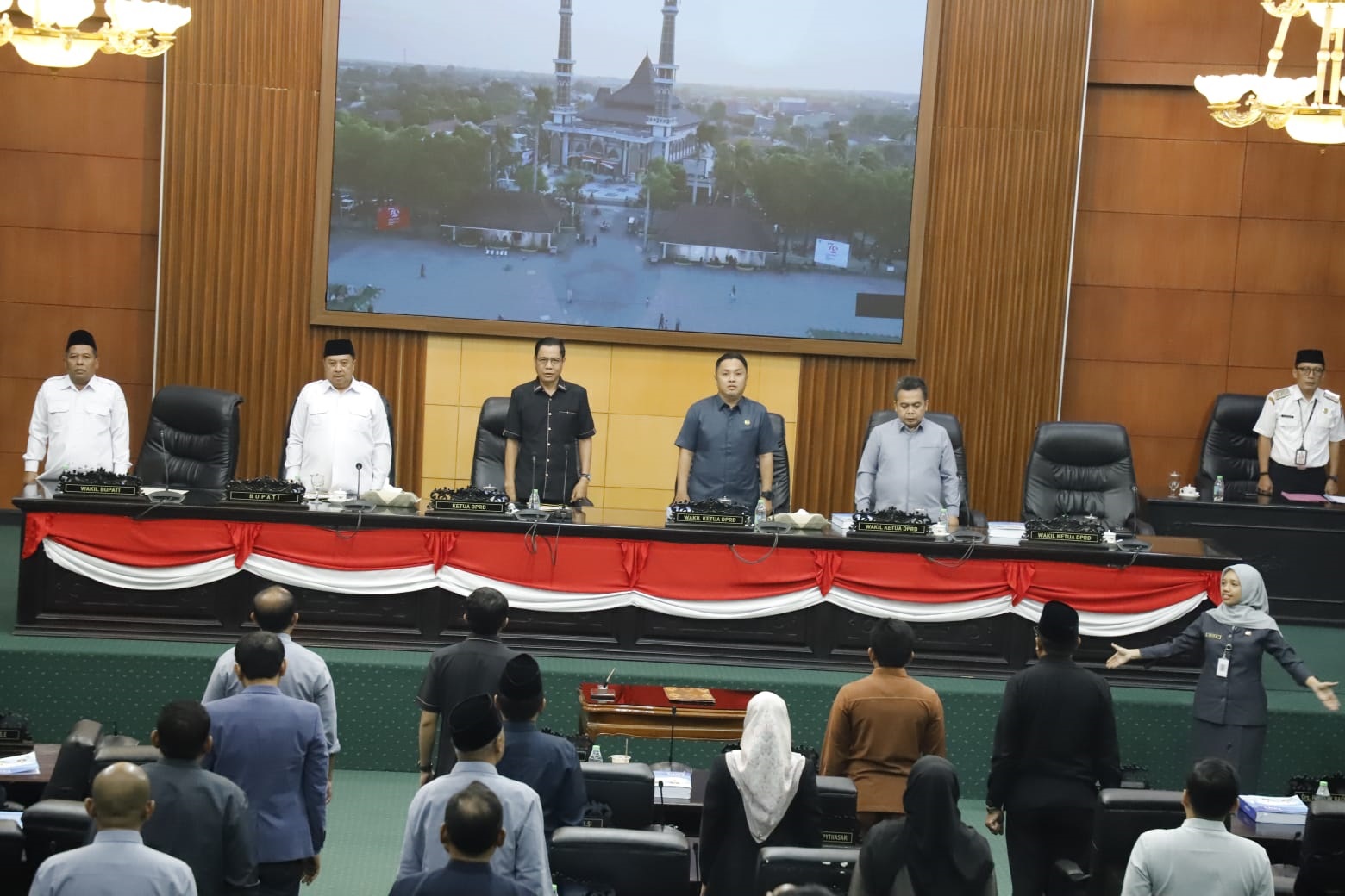   KONDUSIF: Ketua DPRD Jombang Hadi Atmaji memimpin rapat paripurna penyampaian LKPJ Bupati Tahun 2025, Rabu (25/3).  